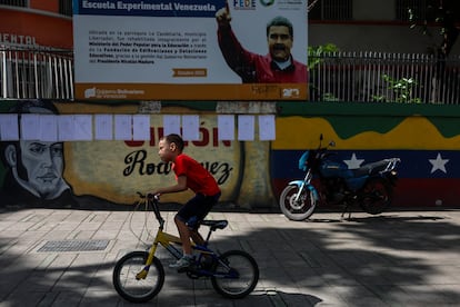  Un niño en bicicleta cruza frente a un centro de votación este domingo, en Carcas (Venezuela). El ausentismo ha marcado la jornada electoral. 