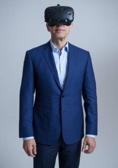Jeff Koons, con unas gafas de realidad virtual.
