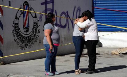 Una mujer llora por su familiar asesinado en una peluquería en Ciudad Juárez, México.