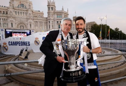 Ancelotti posa con el título de Liga junto a su hijo Davide, segundo entrenador del Real Madrid. Carlo Ancelotti se convierte en el único entrenador en conseguir las ligas de Italia, Inglaterra, Francia, Alemania y España. 