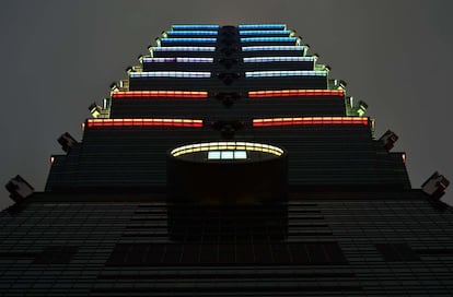Las luces del edificio Taipéi 101, en la capital de Taiwán, se iluminan con los colores de la enseña francesa.