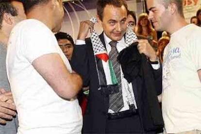 Zapatero, con el pañuelo palestino que le puso un joven para fotografiarse con él.