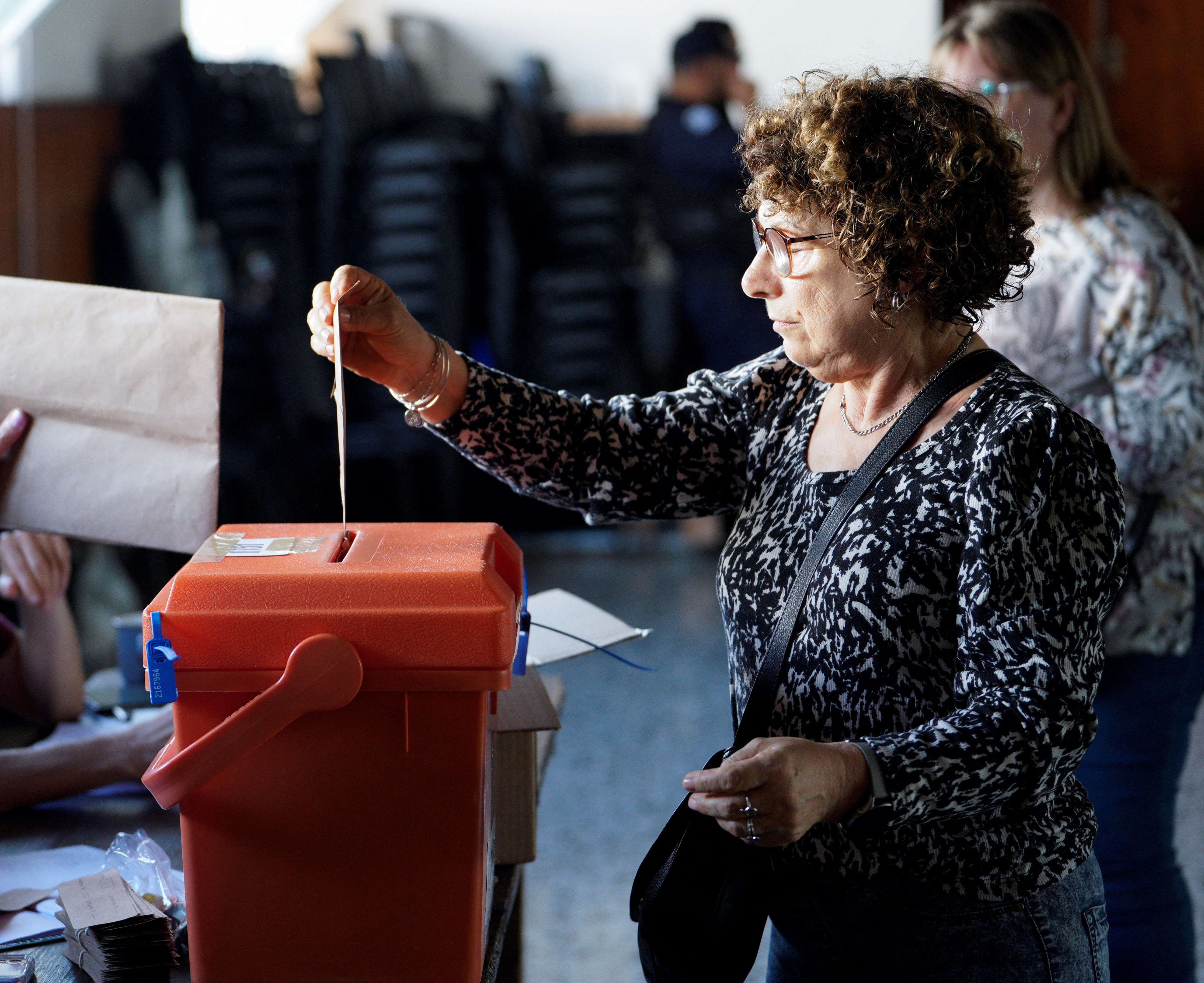 Uruguay vota entre la centroderecha y un giro suave hacia la izquierda