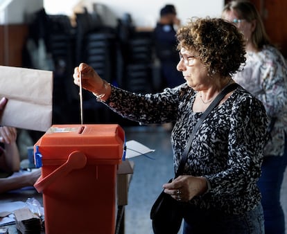 Una mujer vota, durante la primera vuelta electoral, el pasado 27 de octubre, en Montevideo.