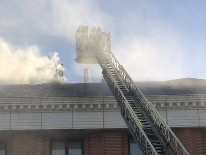 Bomberos trabajando en un incendio en una imagen de archivo.