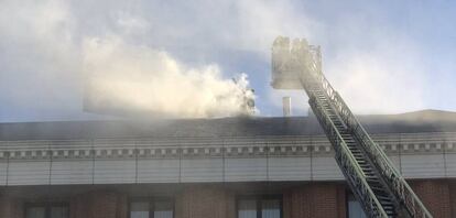 Bomberos trabajando en un incendio en una imagen de archivo.