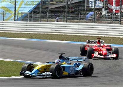 Alonso, por delante de Schumacher en un momento de la carrera.