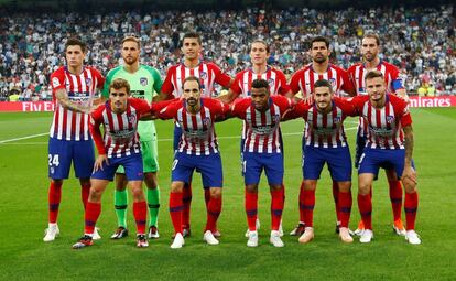 Los jugadores del Atlético de Madrid posan antes del partido.