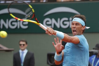 Nadal devuelve una pelota a su rival Dominic Thiem.