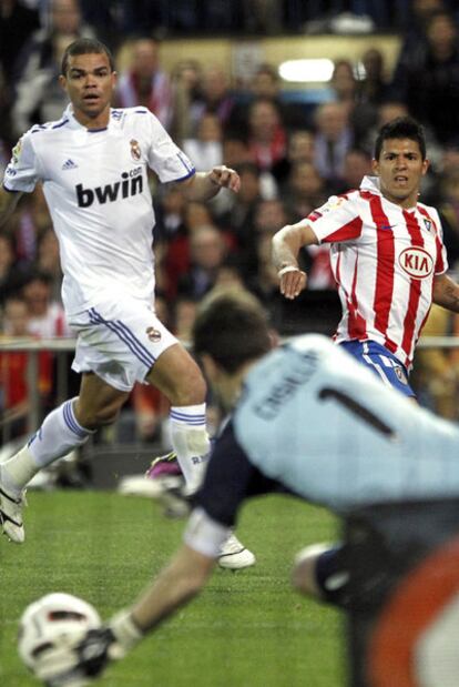 Casillas despeja un remate de Agüero.