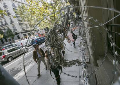 Vallas y concertinas instaladas en la fachada del Colegio de Abogados, en la calle de Serrano.