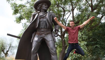 Javi Cornelio salta desde una estatua a las puertas del Far West de Port Aventura.