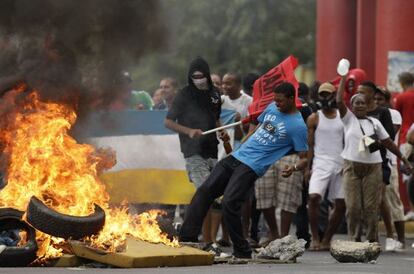 Protestors set up a road block in Col&oacute;n on October 23.
 