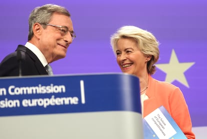 La presidenta de la Comisión Europea, Ursula Von der Leyen, junto al expresidente del BCE, Mario Draghi, este lunes.