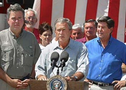 Bush, junto a su hermano Jeb, gobernador de Florida (izquierda) y Bob Riley, gobernador de Alabama, el domingo.