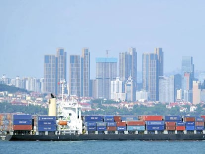 Um navio de carga navega perto da cidade chinesa de Qingdao.