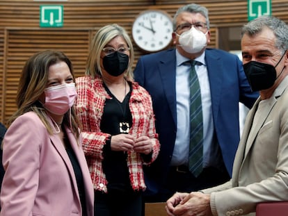 Toni Cantó, con varios diputados de Ciudadanos en las Cortes valencianas, el pasado jueves.