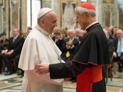 O Papa com o cardeal Wuerl, acusado de encobrir os fatos, em uma imagem de arquivo.