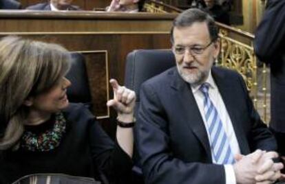 El presidente y la vicepresidenta del Gobierno, Mariano Rajoy y Soraya Sáenz de Santamaría, al inicio del debate sobre el estado de la nación que arranca hoy en el Congreso con la recuperación económica y el plan soberanista de Cataluña como temas centrales.