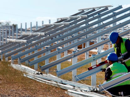 Dos obreros trabajan en la instalación de una planta fotovoltaica de Iberdrola.