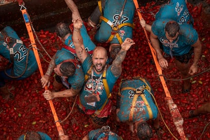 Varias personas cubiertas de tomate durante la fiesta de La Tomatina, este miércoles, en Buñol (Valencia).