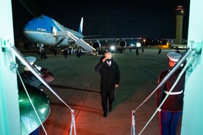 El presidente Joe Biden saluda mientras se prepara para abordar el Marine One en la base conjunta Andrews, Maryland, el 19 de marzo.