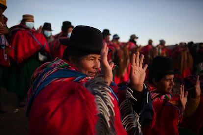 Indígenas aymaras durante la celebración del Willkakuti en Tiahuanaco, Bolivia, el 21 de junio de 2022.