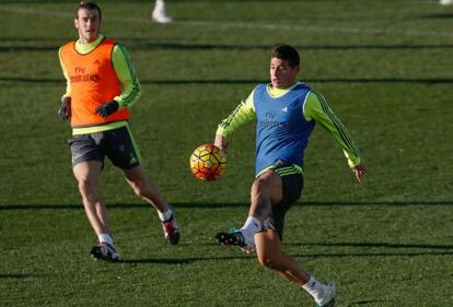 James, junto a Bale, en un entrenamiento del Real Madrid