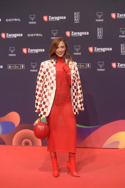 El "rojo pasión", como ella misma lo ha descrito, ha sido el color elegido por Leticia Dolera, vestida de Maison Margiela y que ha completado el 'look' con unos guantes de látex.