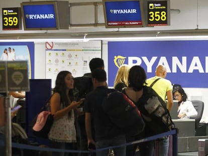 Ryanair pide limitar la venta de alcohol en aeropuertos para evitar borrachos en sus vuelos