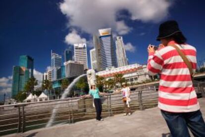 Turistas ante la estatua de Merlion, en Merlion Park, en Singapur.