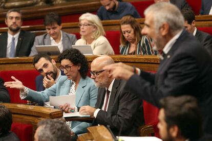 La portavoz del grupo parlamentario de Junts pel Sí, Marta Rovira y el portavoz de Ciudadanos, Carlos Carrizosa (en primer plano) debaten durante la polémica surgida con las enmiendas a la ley del referéndum. 