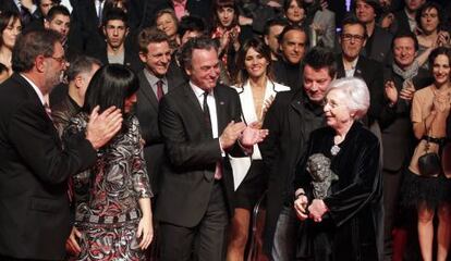 Josefina Molina recibe los aplausos del presidente de la Academia del cine, Enrique González Macho, y otros actores como José Coronado, Goya Toledo o Melani Olivares.