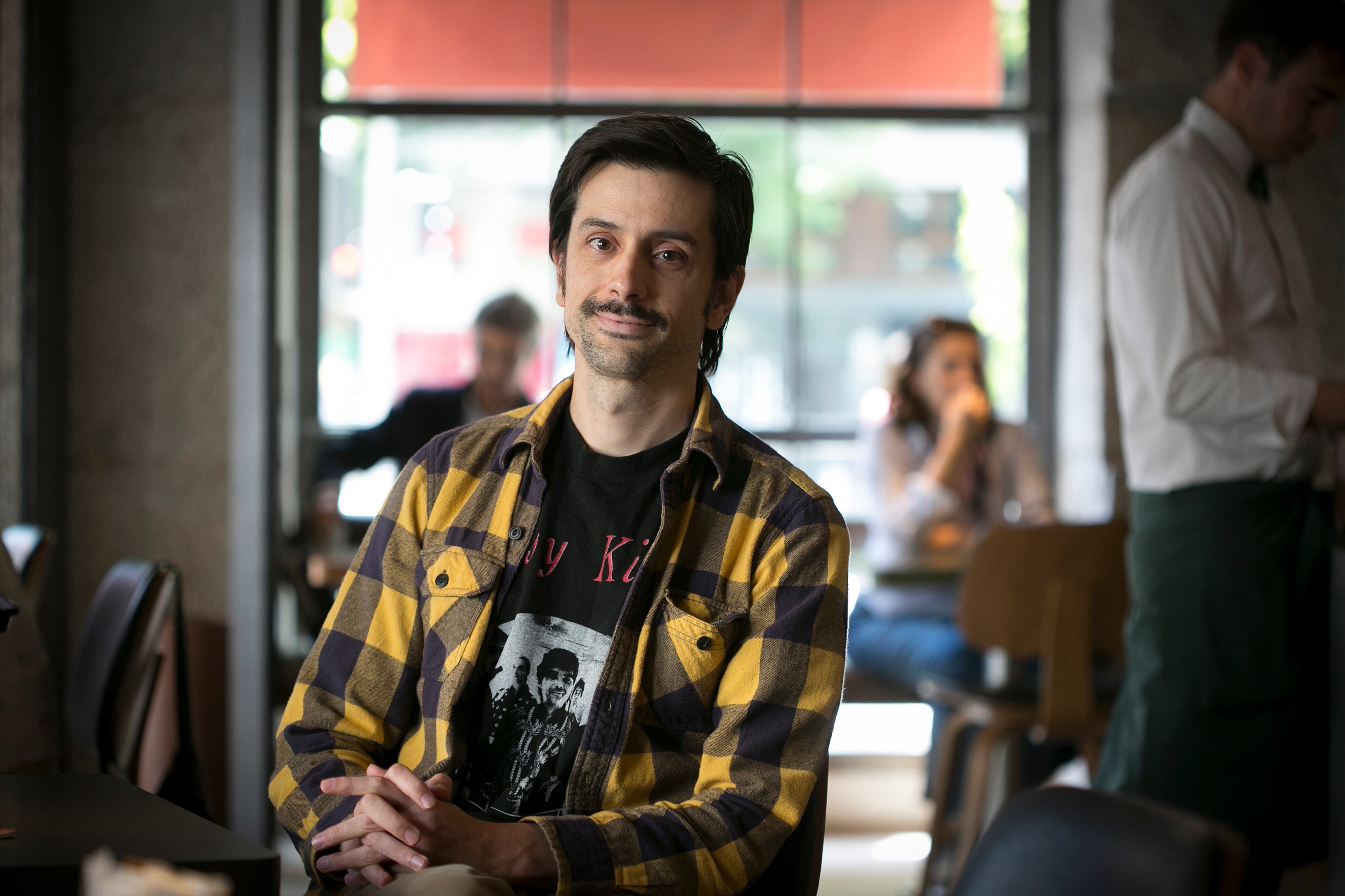 Guillermo Logar, guionista y director, fotografiado en un café de Madrid.