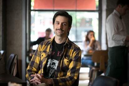 Guillermo Logar, guionista y director, fotografiado en un café de Madrid.