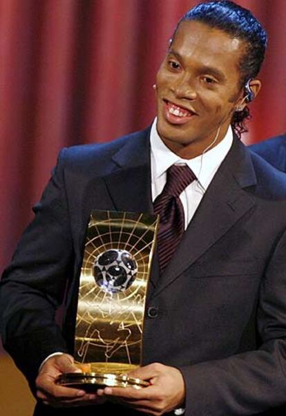 Ronaldinho,  con el trofeo de la FIFA como mejor jugador  mundial de 2005.
