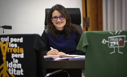 La vicepresidenta de la Generalitat en su despacho.