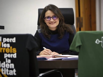 La vicepresidenta de la Generalitat en su despacho.