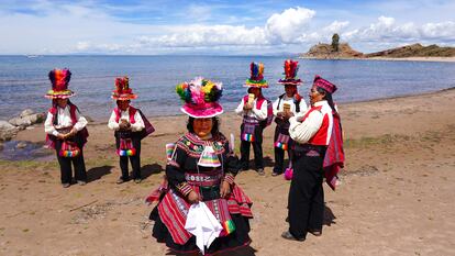 Habitantes de Puno (Perú) visten trajes tradicionales, en 2017.