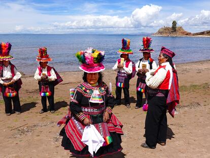 Habitantes de Puno (Perú) visten trajes tradicionales, en 2017.