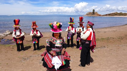 Habitantes de Puno (Perú) visten trajes tradicionales, en 2017.