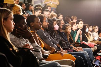 Público del debate 'Miradas negras en el cine español' en la Academia del Cine de Madrid.  