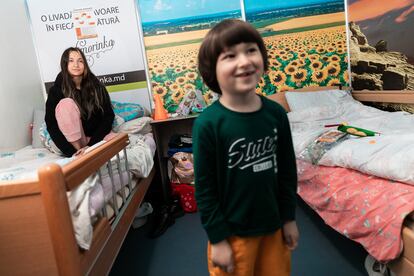 Olga Yablushevskaya junto a su hijo Mark, en el centro de registro de MoldExpo, en Chisináu, el martes