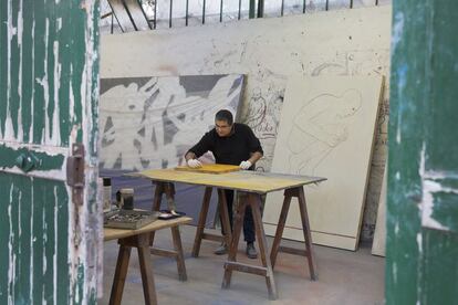 Mahi Binebine pinta en su estudio en una residencia de artistas cerca de Marraquech