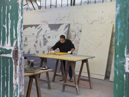 Mahi Binebine pinta en su estudio en una residencia de artistas cerca de Marraquech