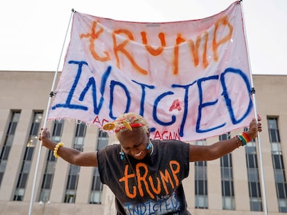 Una mujer se manifiesta el martes frente a la sede del tribunal federal de Washington, en el que comparecerá Trump dos días después.