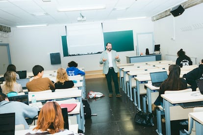 Clase de ética impartida por David Álvarez en la facultad de Ciencias de la Información de la Universidad Complutense de Madrid.
