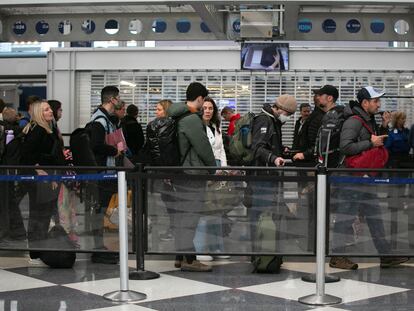 Pasajeros hacen cola este miércoles mientras esperan la reanudación de sus vuelos en el Aeropuerto Internacional O'Hare de Chicago, EE. UU.
