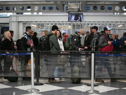 Pasajeros hacen cola este miércoles mientras esperan la reanudación de sus vuelos en el Aeropuerto Internacional O'Hare de Chicago, EE. UU.