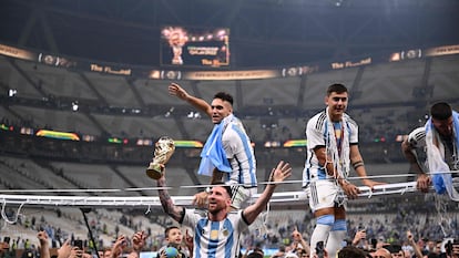 Lionel Messi sostiene la Copa del Mundo, este domingo en el estadio Lusail de Qatar.